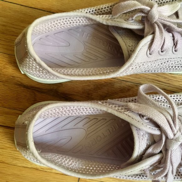 Pretty purple Tretorns, net upper - Picture 4 of 7